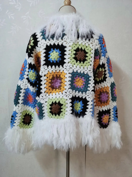 Cardigan lungo boho con frange e patchwork floreale – cardigan crochet con tasselli e texture shaggy dai colori vividi
