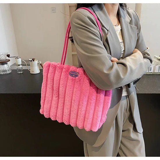 Tote bag a righe in peluche – borsa capiente e soffice per inverno 2025