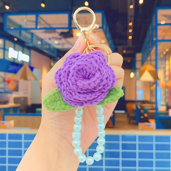 Portachiavi rosa all’uncinetto handmade – con perle e foglia crochet, charm elegante per borse e chiavi