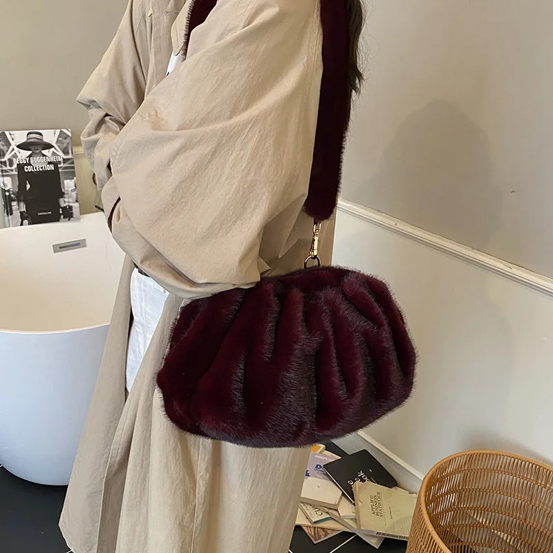 Borsa Crossbody Fluffy Cloud in Ecopelliccia – Clutch Imbottita d’Inverno per Donna, Versatile e Morbida