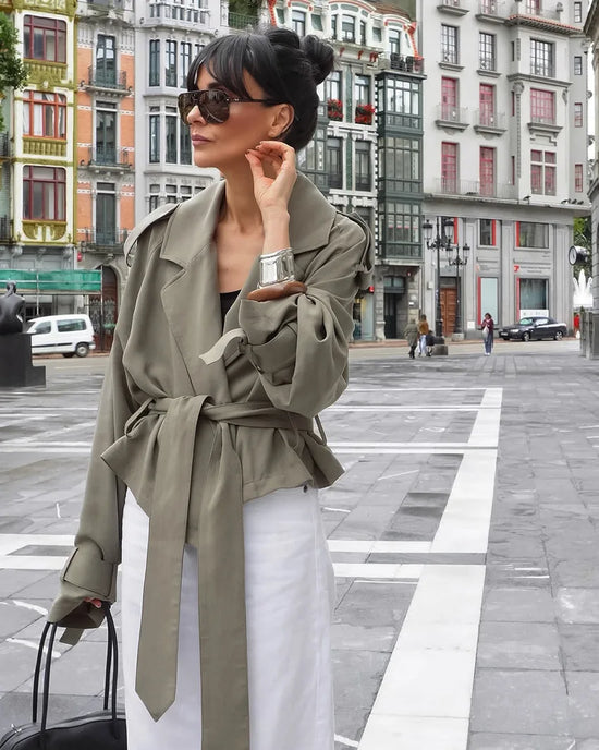 Trench coat corto con lacci per donna – Giacca a maniche lunghe, colletto a revers, abbottonatura singola, stile casual elegante per la primavera/autunno 2025