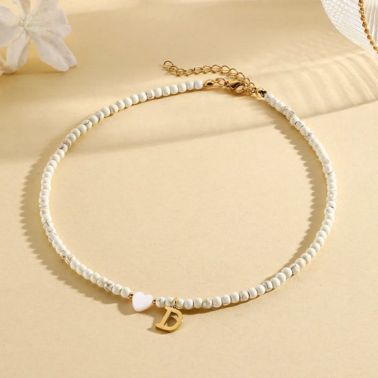 Choker boho con perline, cuore in conchiglia e iniziale in acciaio – collana personalizzata stile 2025