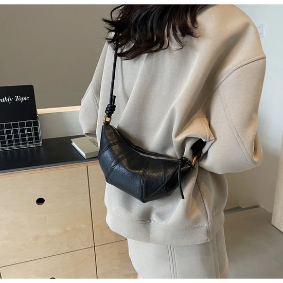 Borsetta baguette crossbody in velluto 2025 – stile western, zip e look raffinato minimal
