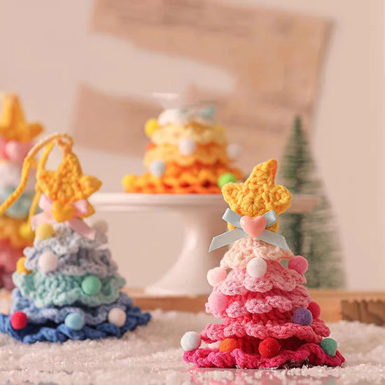 Alberello di Natale all’uncinetto con campanella – decorazione pendente fatta a mano in lana, idea regalo festa natalizia