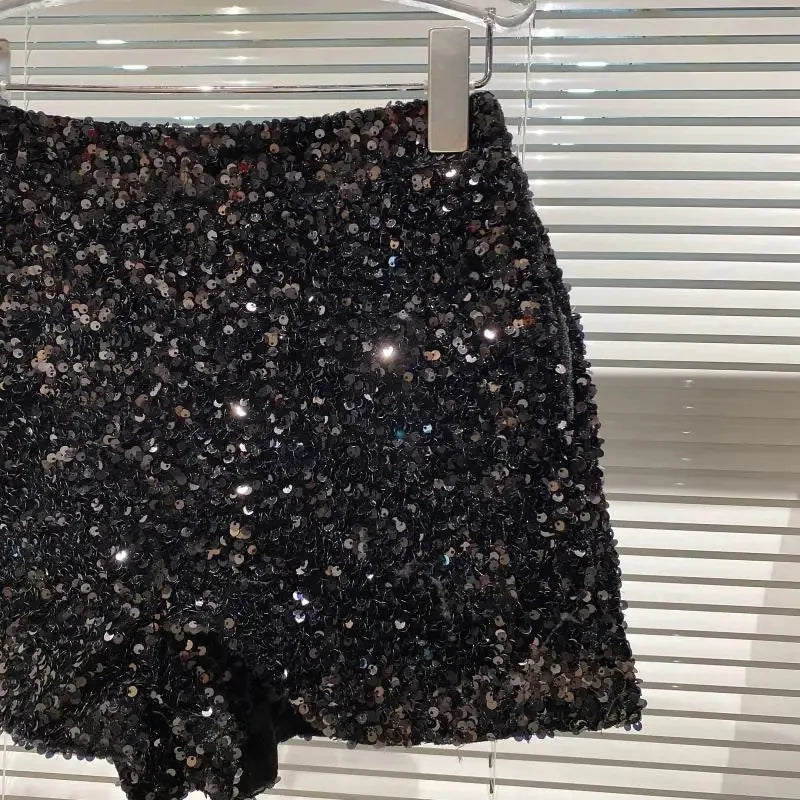 Shorts da donna “Spice Girls” con strass, zip frontale e dettagli suède – look glam estivo 2025