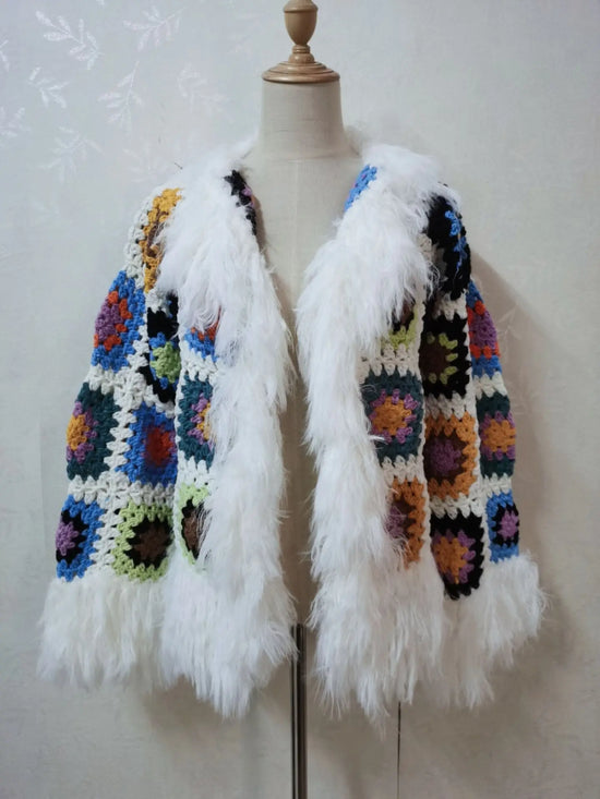 Cardigan lungo boho con frange e patchwork floreale – cardigan crochet con tasselli e texture shaggy dai colori vividi