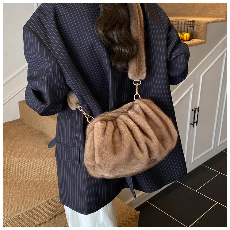 Borsa Crossbody Fluffy Cloud in Ecopelliccia – Clutch Imbottita d’Inverno per Donna, Versatile e Morbida