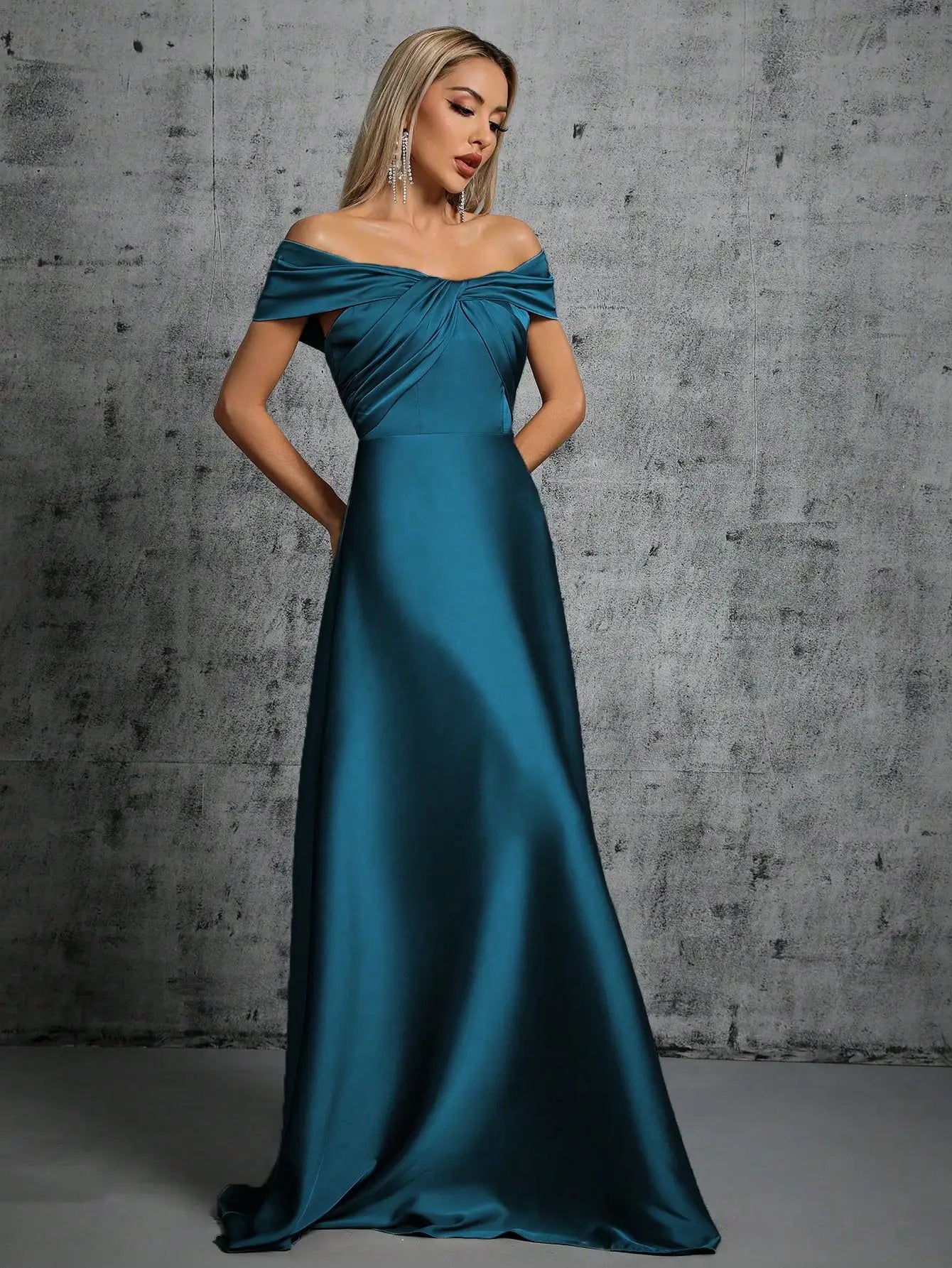 Abito Elegante Lungo in Satin con Plissé – Scollo Irregolare e Look da Cerimonia