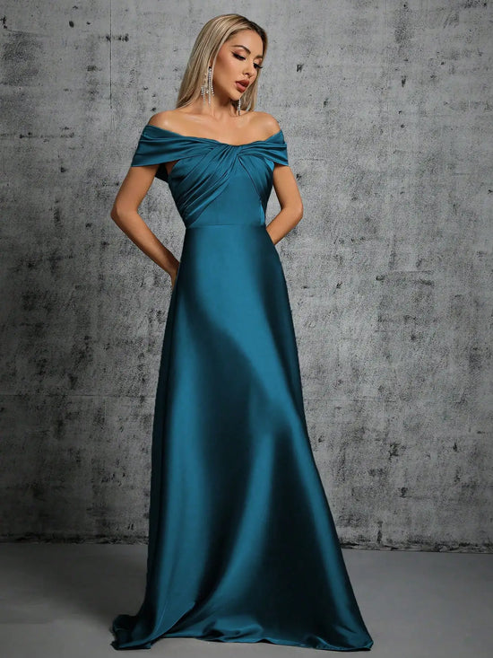 Abito Elegante Lungo in Satin con Plissé – Scollo Irregolare e Look da Cerimonia