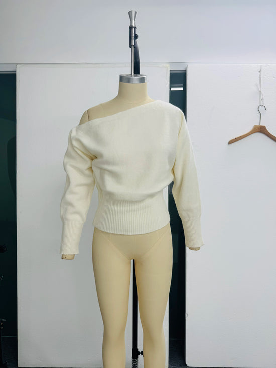 Maglione donna asimmetrico a collo alto e maniche lunghe