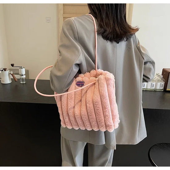 Tote bag a righe in peluche – borsa capiente e soffice per inverno 2025
