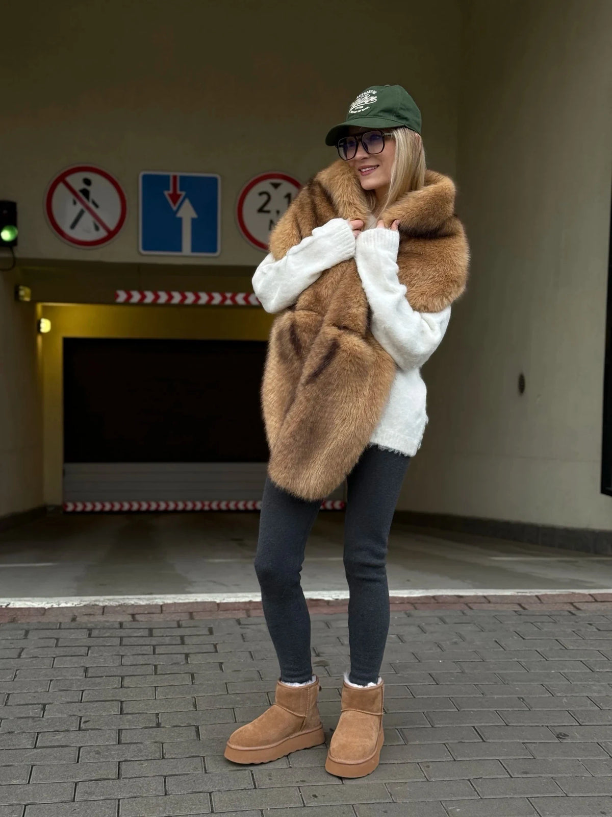 Sciarpa donna in pelliccia sintetica con tasche marrone