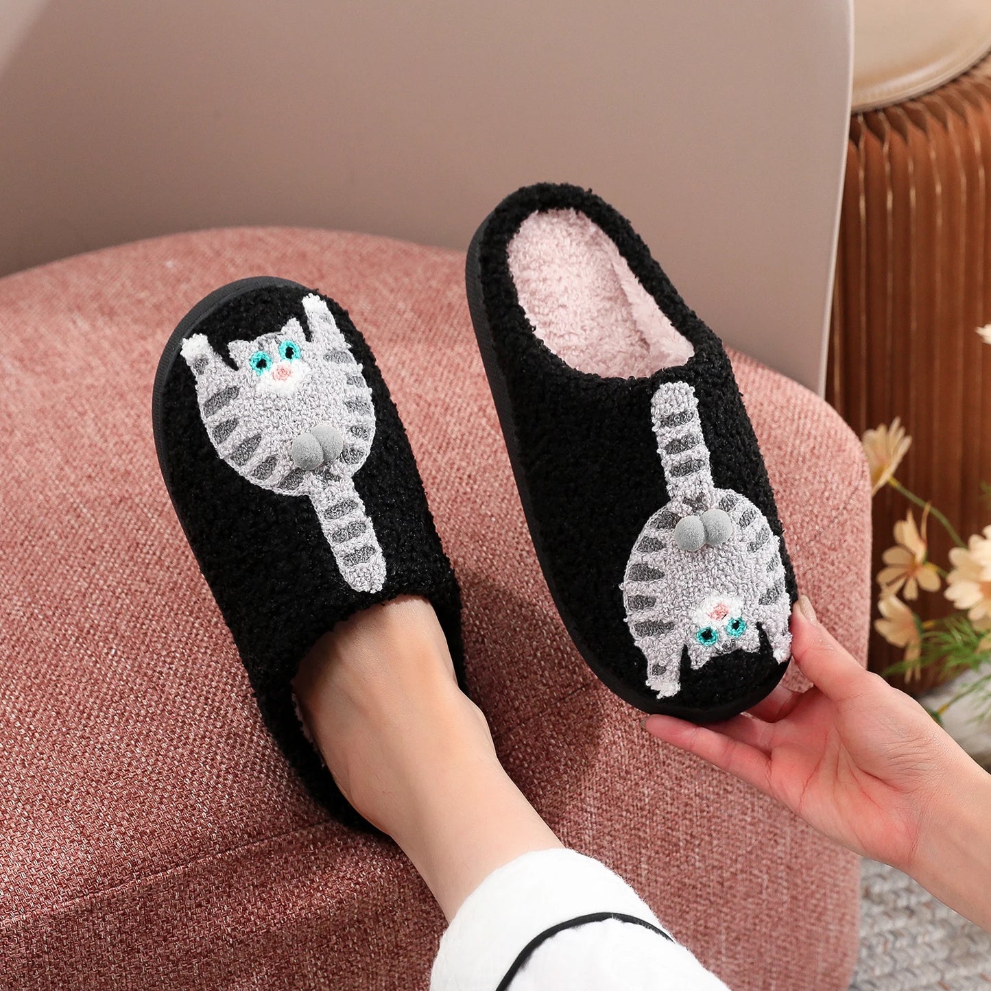 A Pair of Black Embroidered Cat-Patterned Plush Home Slippers with Thick Soles, Comfortable and Warm, Non-Slip Indoor Slippers, Personalized Gifts for Autumn and Winter, Suitable for Both Men and Women to Wear in the Bedroom