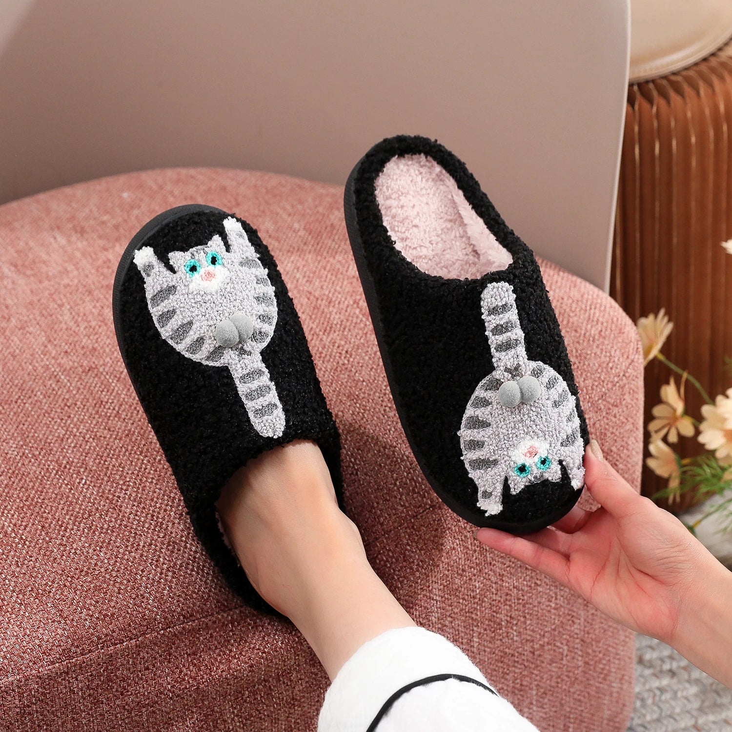 A Pair of Black Embroidered Cat-Patterned Plush Home Slippers with Thick Soles, Comfortable and Warm, Non-Slip Indoor Slippers, Personalized Gifts for Autumn and Winter, Suitable for Both Men and Women to Wear in the Bedroom