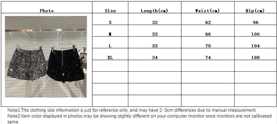 Shorts da donna “Spice Girls” con strass, zip frontale e dettagli suède – look glam estivo 2025