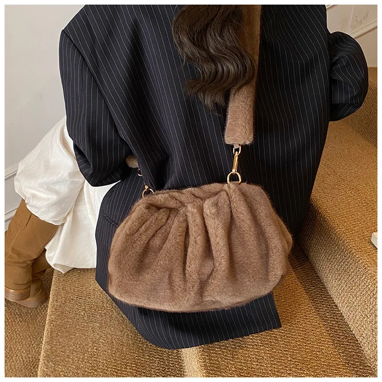 Borsa Crossbody Fluffy Cloud in Ecopelliccia – Clutch Imbottita d’Inverno per Donna, Versatile e Morbida