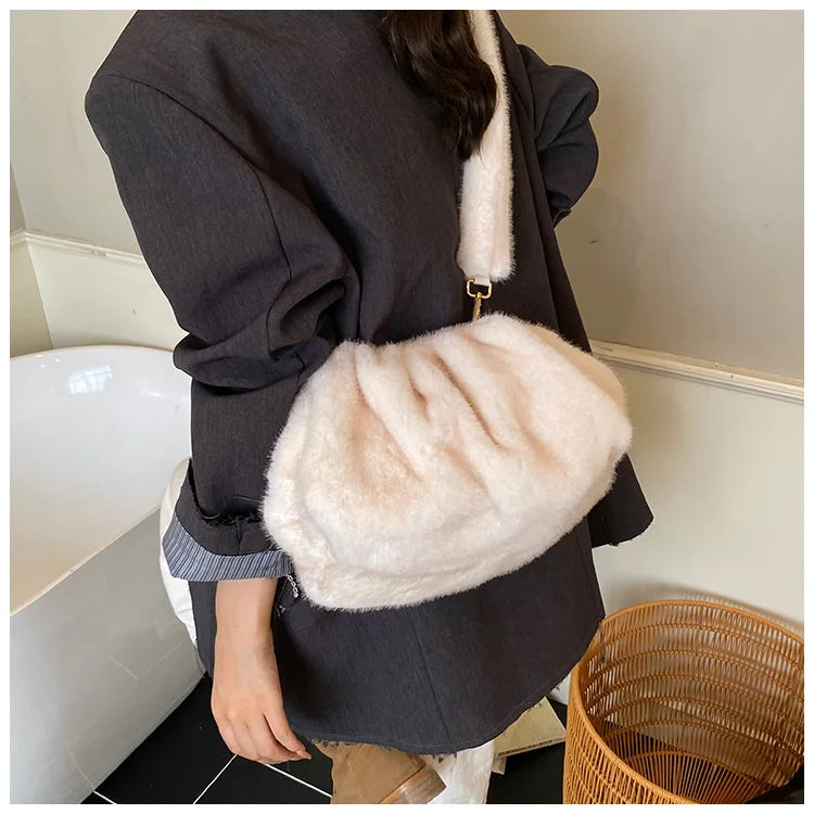 Borsa Crossbody Fluffy Cloud in Ecopelliccia – Clutch Imbottita d’Inverno per Donna, Versatile e Morbida