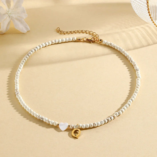 Choker boho con perline, cuore in conchiglia e iniziale in acciaio – collana personalizzata stile 2025