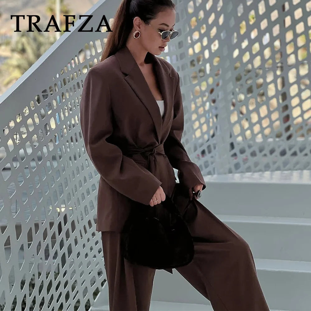 Completo donna ufficio 2025 ‒ blazer “shrug” + pantaloni lunghi dritti, stile elegante casual con cintura, perfetto
