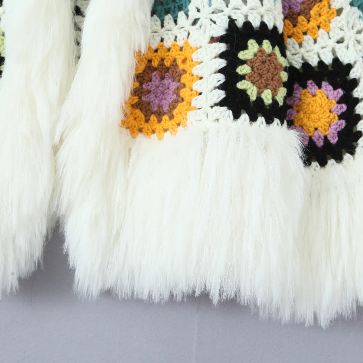 Cardigan lungo boho con frange e patchwork floreale – cardigan crochet con tasselli e texture shaggy dai colori vividi