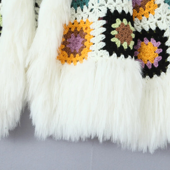 Cardigan lungo boho con frange e patchwork floreale – cardigan crochet con tasselli e texture shaggy dai colori vividi