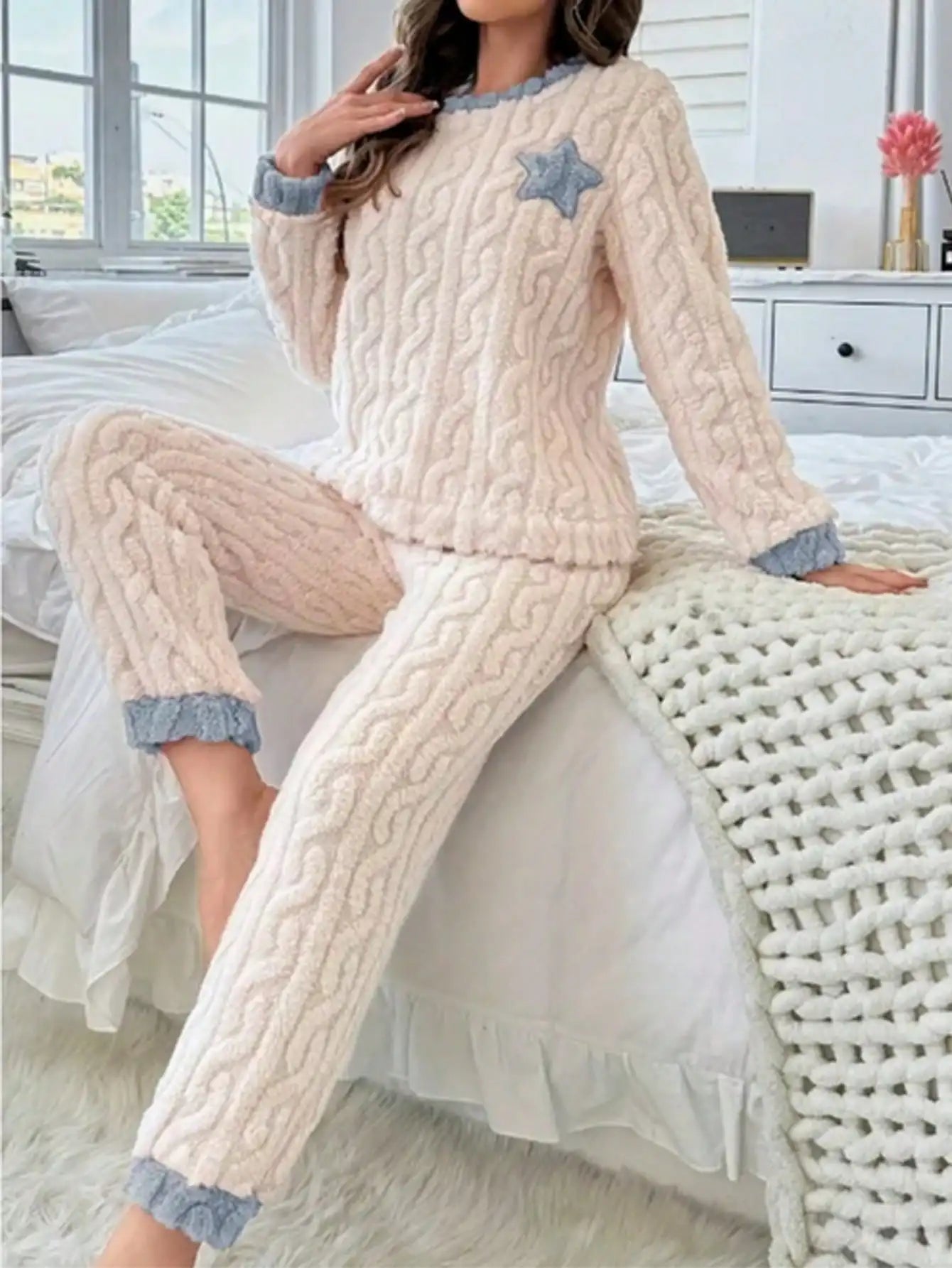 Set di pigiama da donna per l'autunno e l'inverno – pantaloni spessi e maglia a collo rotondo con stella a cinque punte ricamata