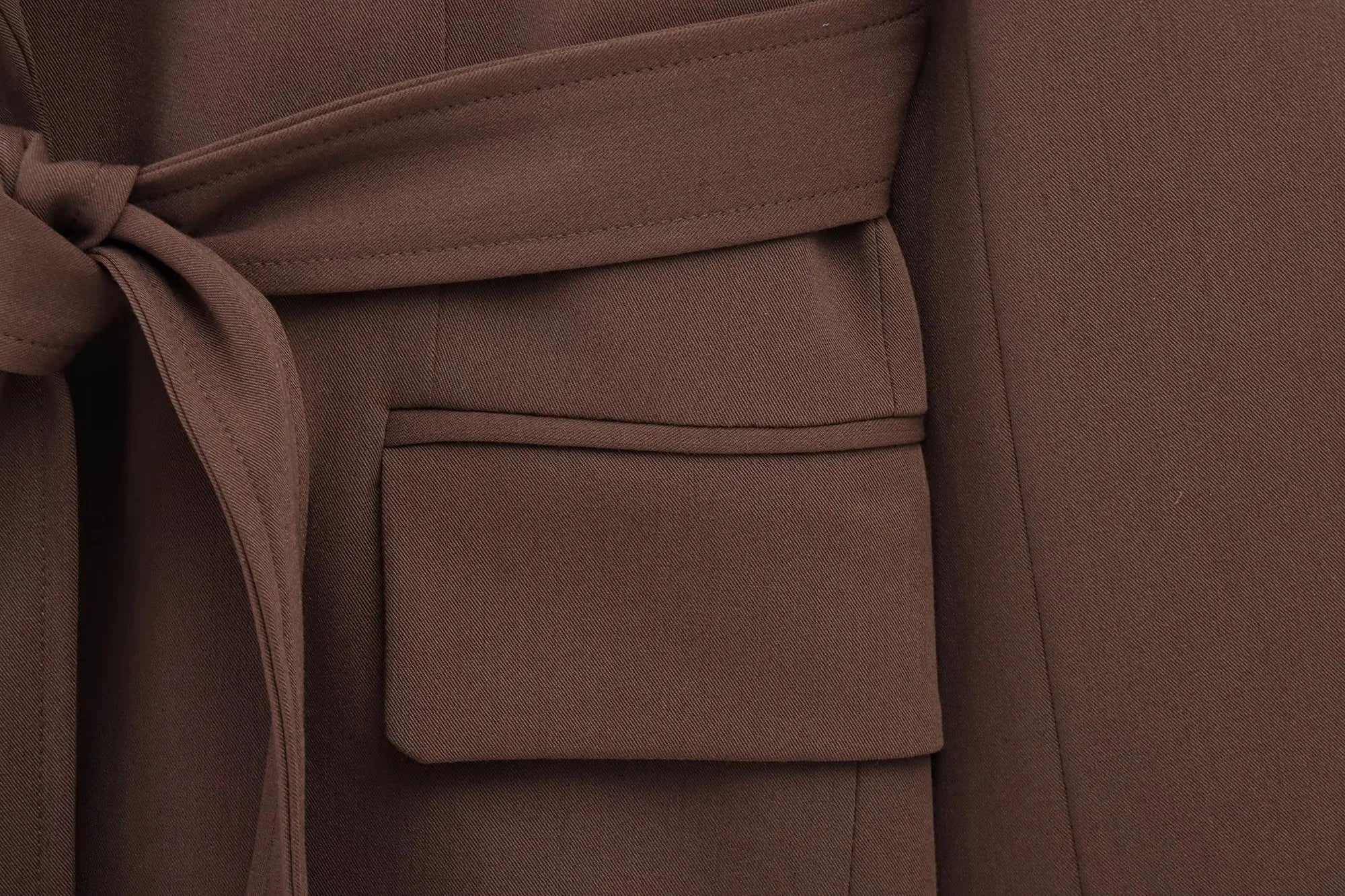 Completo donna ufficio 2025 ‒ blazer “shrug” + pantaloni lunghi dritti, stile elegante casual con cintura, perfetto