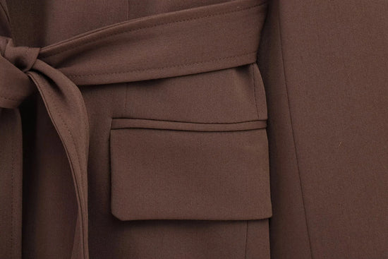 Completo donna ufficio 2025 ‒ blazer “shrug” + pantaloni lunghi dritti, stile elegante casual con cintura, perfetto