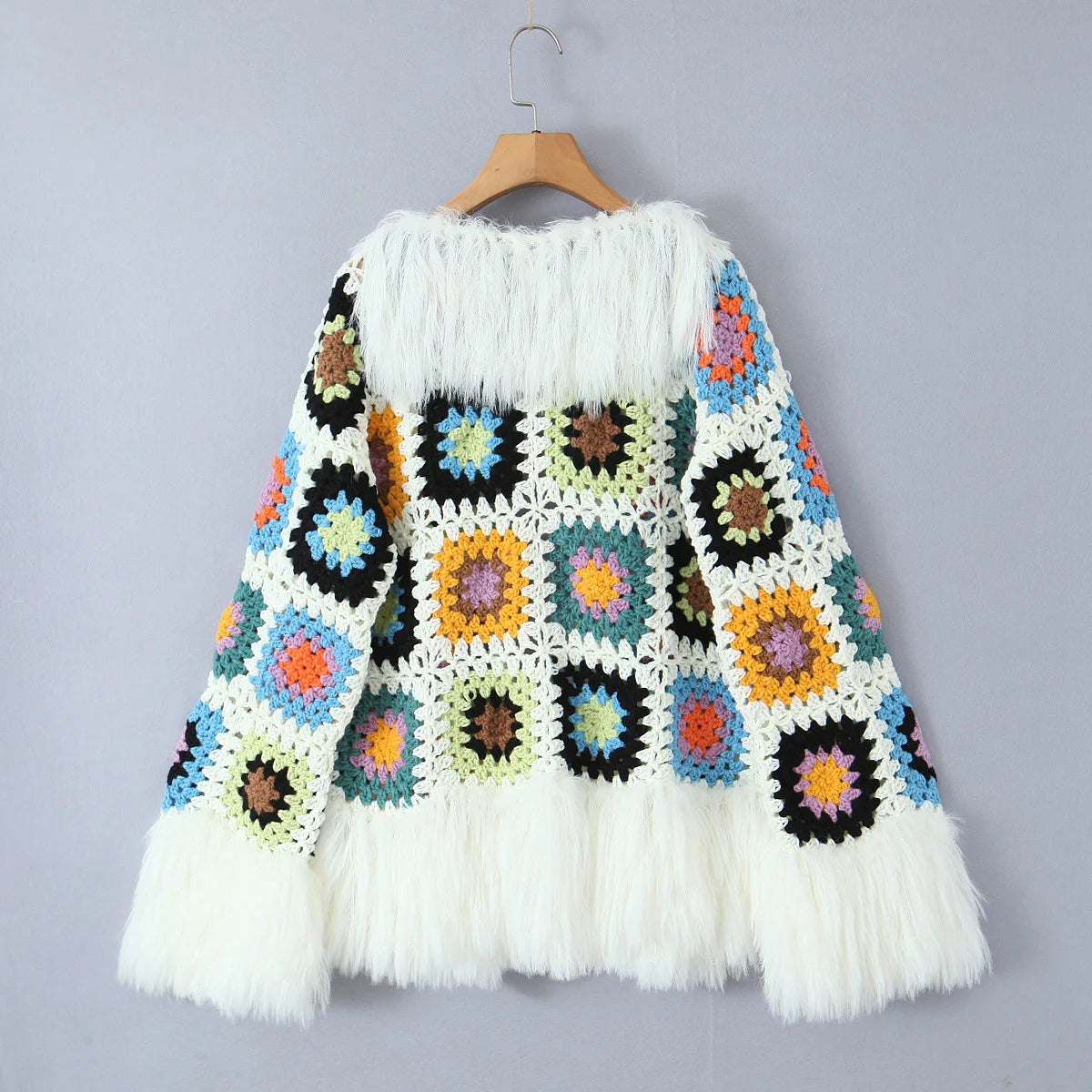 Cardigan lungo boho con frange e patchwork floreale – cardigan crochet con tasselli e texture shaggy dai colori vividi