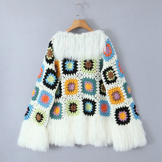 Cardigan lungo boho con frange e patchwork floreale – cardigan crochet con tasselli e texture shaggy dai colori vividi