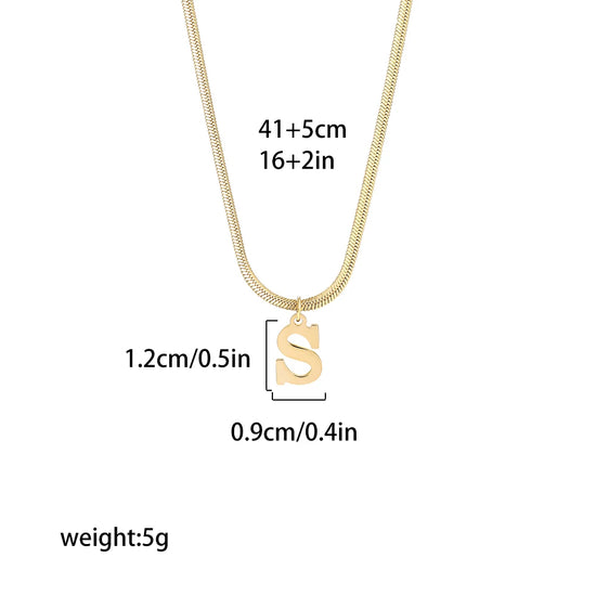 Collana iniziale A–Z in acciaio placcato oro con snake chain – pendente minimal su collare clavicolare