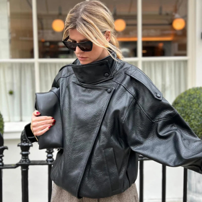 Bomber corto donna effetto pelle con zip e collo alto - foto 2 della galleria