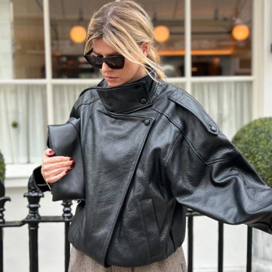 Bomber corto donna effetto pelle con zip e collo alto - foto 2 della galleria