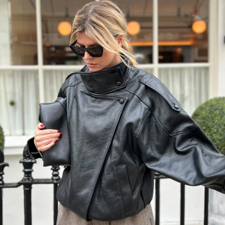 Bomber corto donna effetto pelle con zip e collo alto - foto 2 della galleria