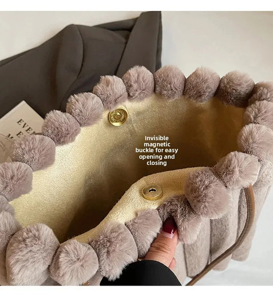Tote bag a righe in peluche – borsa capiente e soffice per inverno 2025