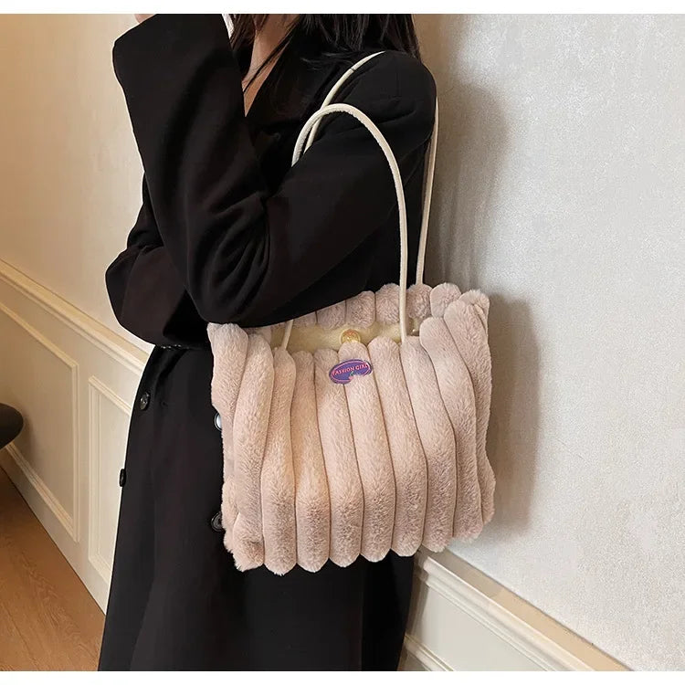 Tote bag a righe in peluche – borsa capiente e soffice per inverno 2025