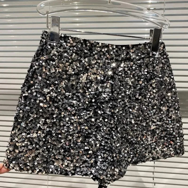 Shorts da donna “Spice Girls” con strass, zip frontale e dettagli suède – look glam estivo 2025