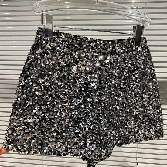 Shorts da donna “Spice Girls” con strass, zip frontale e dettagli suède – look glam estivo 2025