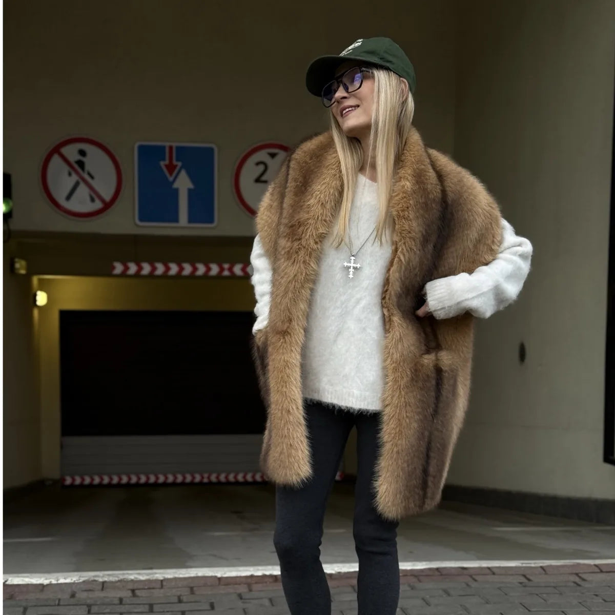 Sciarpa donna in pelliccia sintetica con tasche marrone