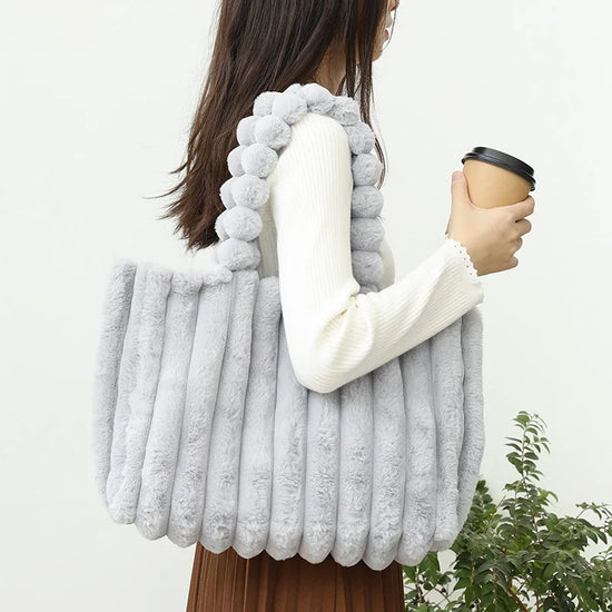 Tote bag rigata in faux fur – Borsa soffice a spalla a righe