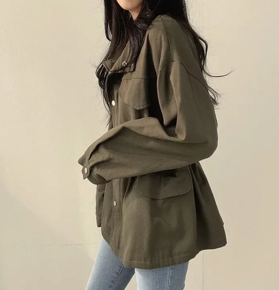 Giacca utility donna retro ‒ jacket con coulisse in vita, tasche, look chic autunno 2025