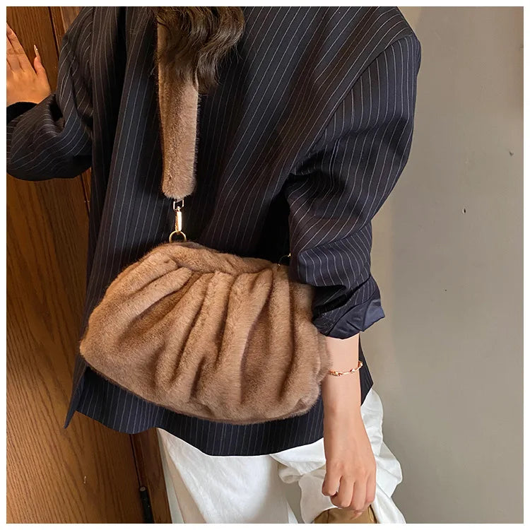 Borsa Crossbody Fluffy Cloud in Ecopelliccia – Clutch Imbottita d’Inverno per Donna, Versatile e Morbida