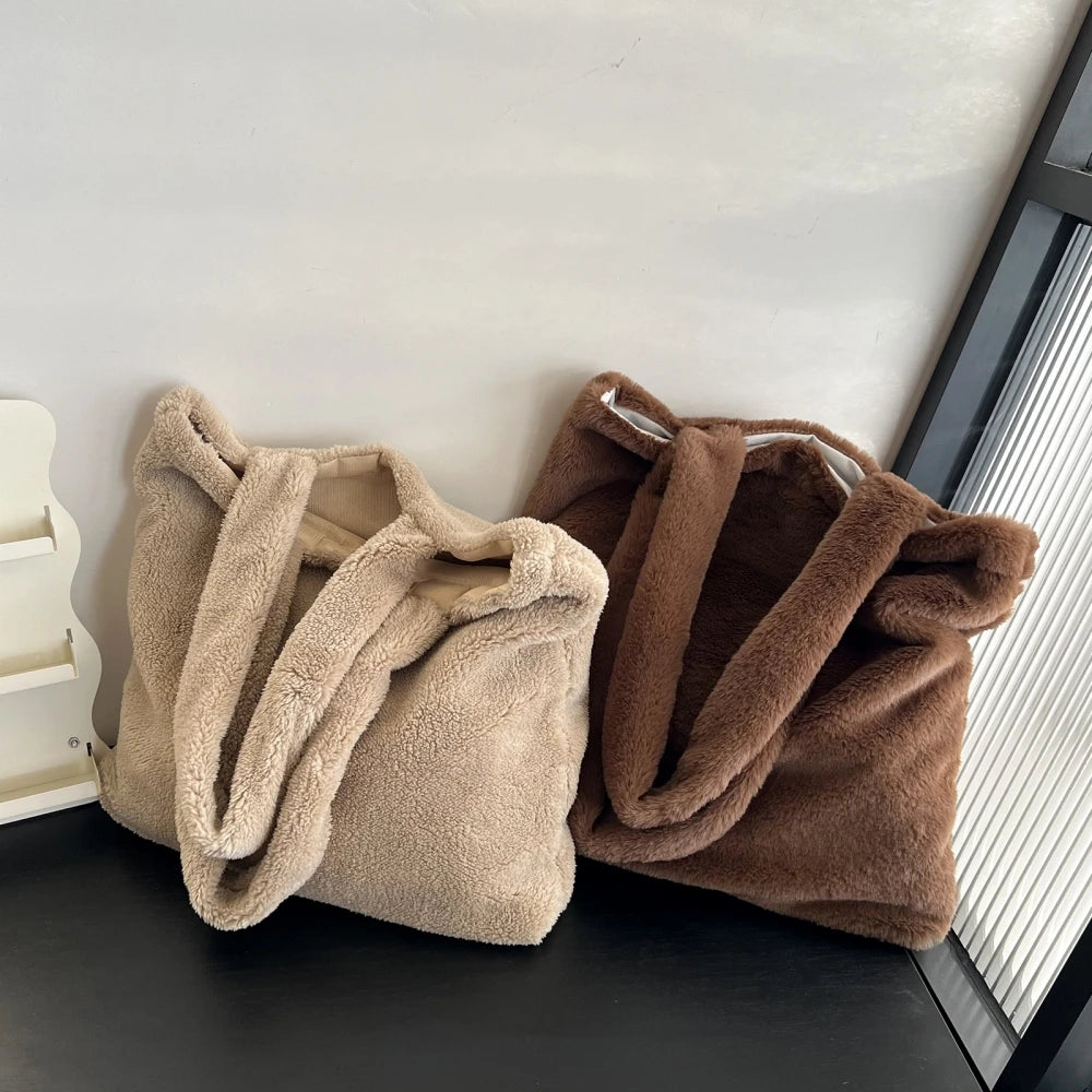 Underarm plush bag in faux fur – borsa inverno Tendenza Fuzzy Tote