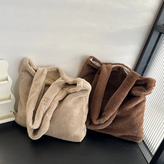 Underarm plush bag in faux fur – borsa inverno Tendenza Fuzzy Tote