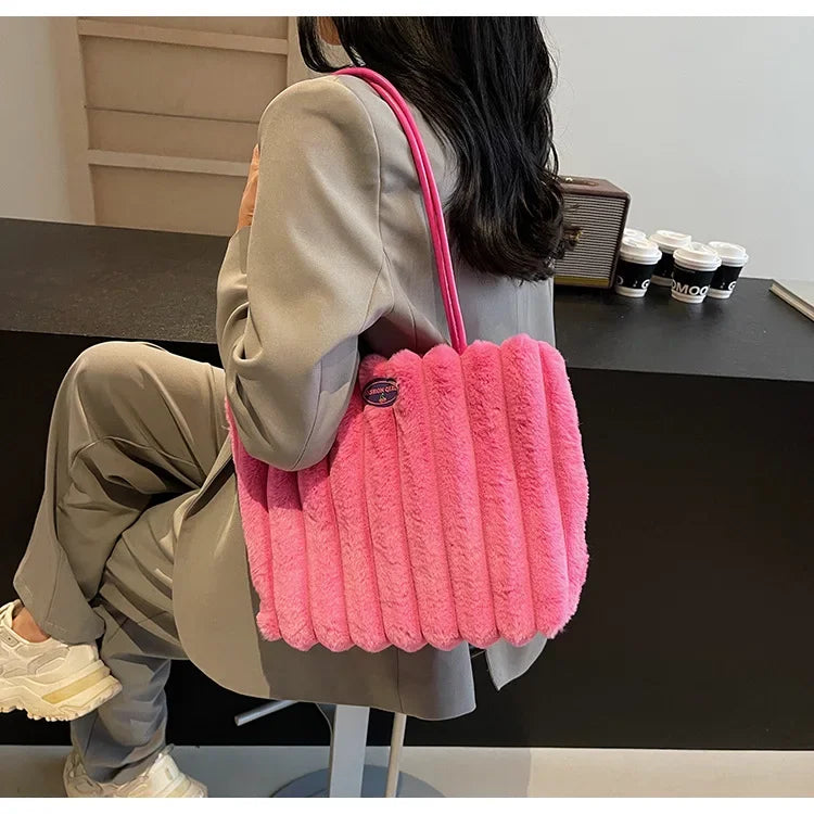 Tote bag a righe in peluche – borsa capiente e soffice per inverno 2025