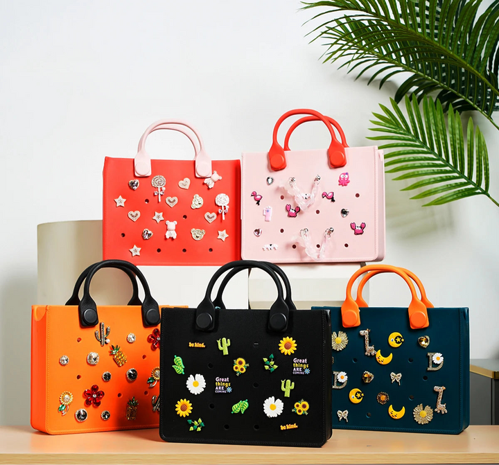 Borsa in EVA personalizzabile con spille e pin, trend moda 2025
