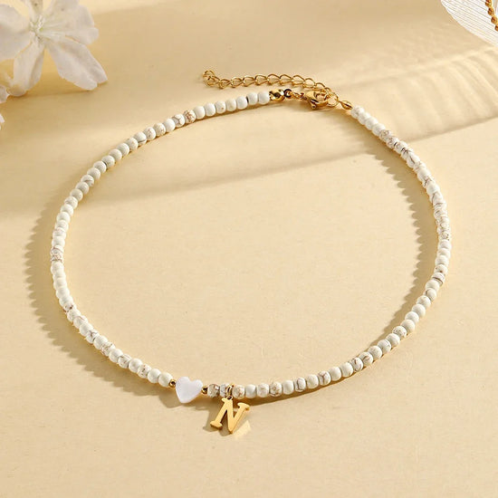 Choker boho con perline, cuore in conchiglia e iniziale in acciaio – collana personalizzata stile 2025
