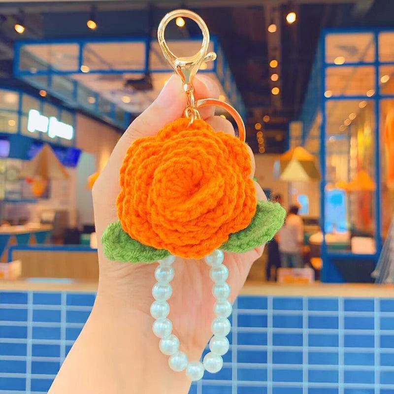 Portachiavi rosa all’uncinetto handmade – con perle e foglia crochet, charm elegante per borse e chiavi