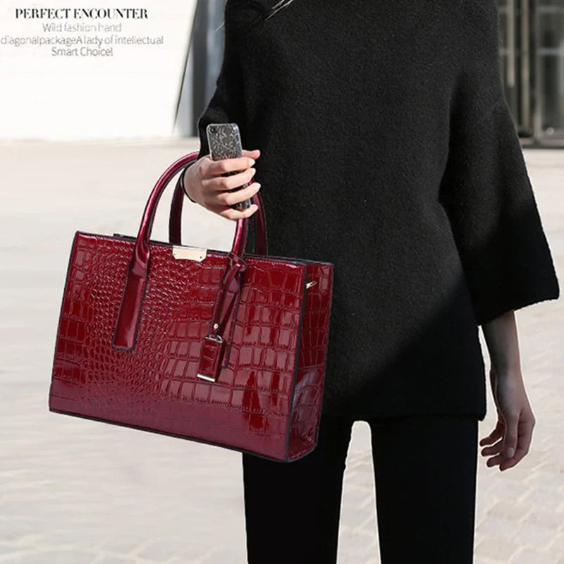 Borsa donna effetto coccodrillo con zip e tracolla - foto 11 della galleria