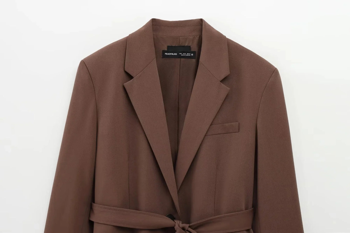 Completo donna ufficio 2025 ‒ blazer “shrug” + pantaloni lunghi dritti, stile elegante casual con cintura, perfetto